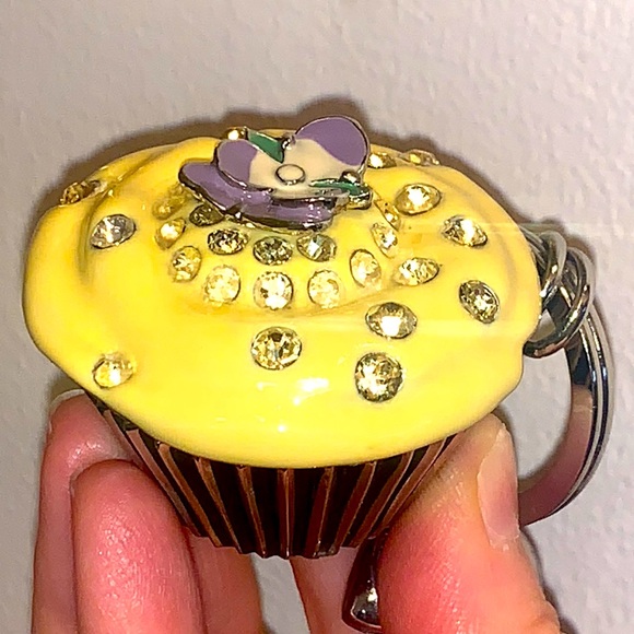 JUICY COUTURE CUPCAKE KEYCHAIN YELLOW SILVER NEW - Picture 4 of 16